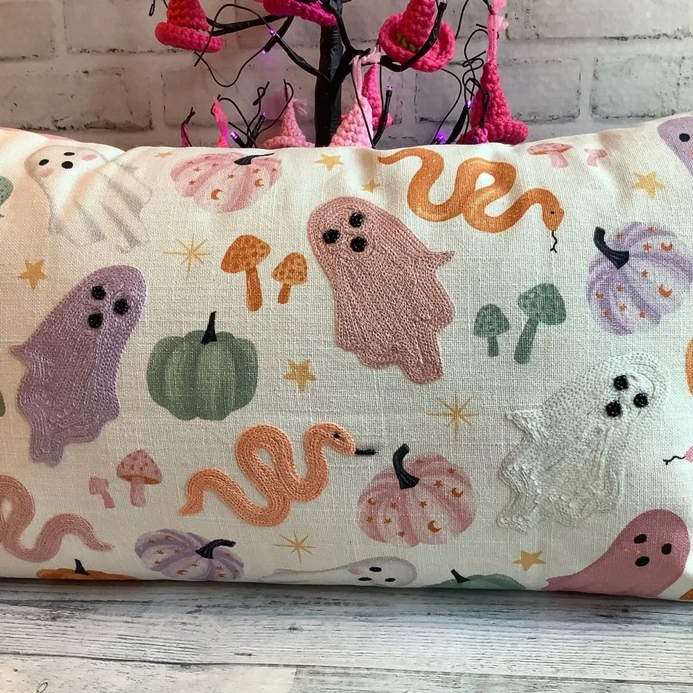 CUPCAKES AND CASHMERE 14×24 Lizzie Halloween Pillow